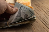 El d&oacute;lar sigue cayendo y acumula una baja de 5% en febrero