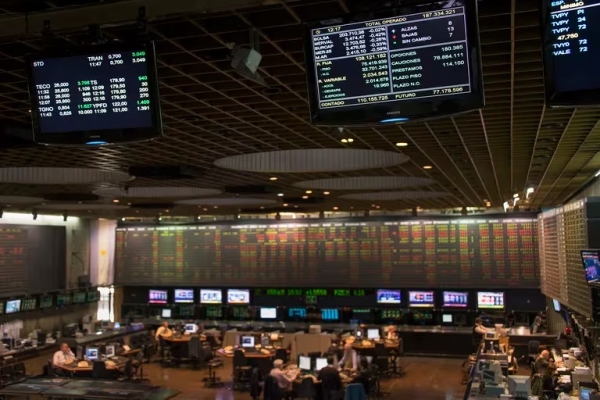 Jornada financiera: baj&oacute; el d&oacute;lar libre y subi&oacute; la Bolsa, con la expectativa puesta en el debate de la Ley Bases