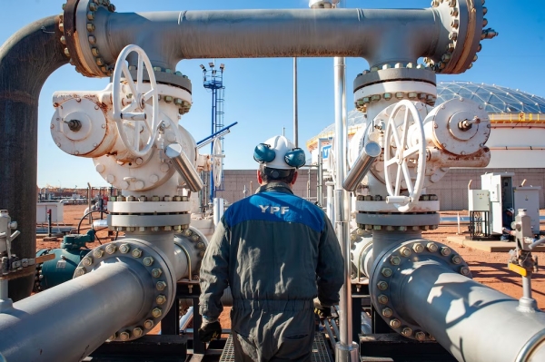 YPF cerr&oacute; la compra de dos codiciados yacimientos petroleros de la francesa Total en Vaca Muerta