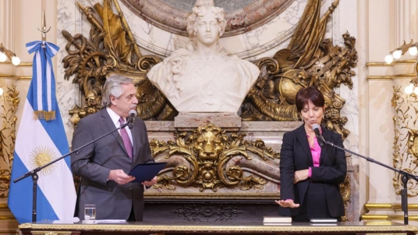 Fern&aacute;ndez le tom&oacute; juramento a Marc&oacute; del Pont y advirti&oacute; que se viene "una etapa distinta" y "en unidad"