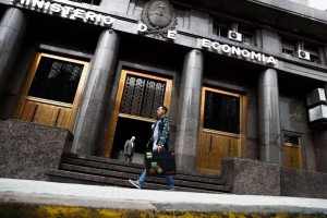 En qu&eacute; consiste el esquema 80-20 del ministro Luis Caputo para lograr el ajuste fiscal y sostener baja la brecha cambiaria