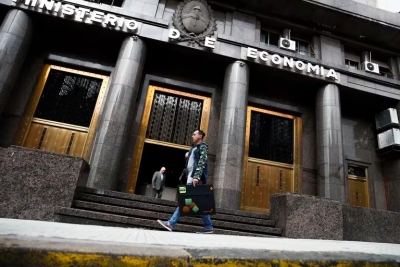 En qu&eacute; consiste el esquema 80-20 del ministro Luis Caputo para lograr el ajuste fiscal y sostener baja la brecha cambiaria