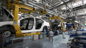 La actividad económica cayó 1,5% en abril pero se mantuvo por encima del mismo mes del año pasado