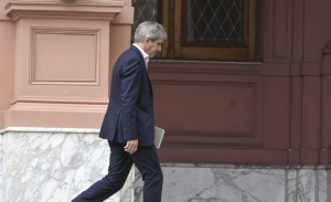 Caputo manda m&aacute;s oro a Londres para tratar de conseguir un pr&eacute;stamo