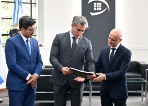 Embajador de Chipre visit&oacute; la Municipalidad de la Capital