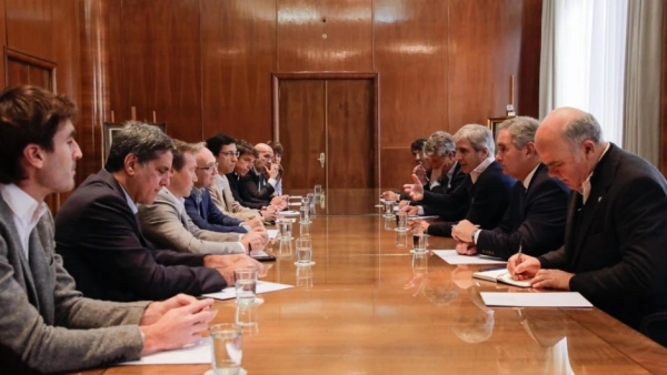 Furia del campo por el pacto Caputo-cerealeras: "Diez tipos se llevaron 2.000 millones de d&oacute;lares"