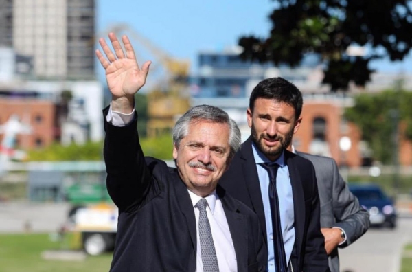 Tras la presi&oacute;n de Cristina a su jefe de asesores, Alberto pidi&oacute; a los medios que informen del esc&aacute;ndalo de los chats