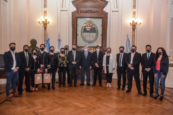 Gimnasia en sus 90 a&ntilde;os rindi&oacute; tributo a la Bandera