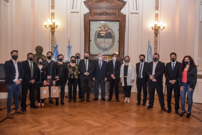 Gimnasia en sus 90 a&ntilde;os rindi&oacute; tributo a la Bandera