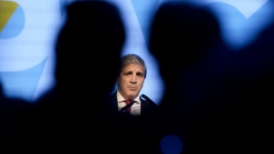Caputo reconoce que el actual sistema cambiario no es "consistente" ni "sostenible"