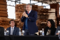 Morales y Sadir entregaron maquinaria para el Centro Foresto Industrial Arrayanal por 580.000 d&oacute;lares