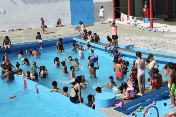 El verano lleg&oacute; al natatorio municipal &ldquo;Miguel A. L&oacute;pez&rdquo; del barrio Alte. Brown