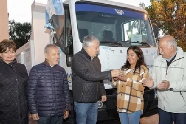 Gerardo Morales entreg&oacute; un cami&oacute;n que favorecer&aacute; la producci&oacute;n en Uqu&iacute;a