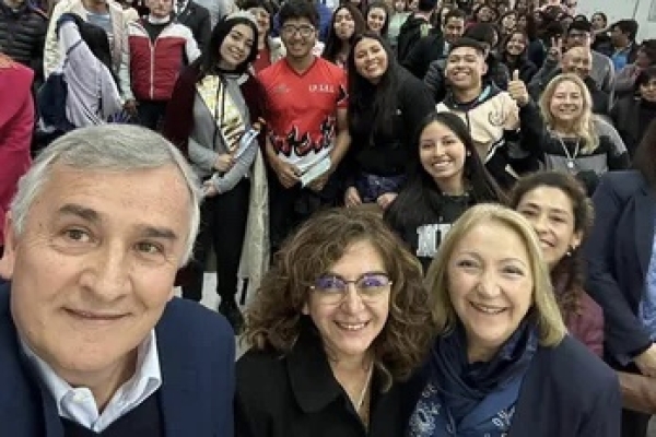 Morales entreg&oacute; subsidios a m&aacute;s de 40 colegios para la construcci&oacute;n de carrozas