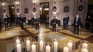 Ceremonia en memoria de los fallecidos por coronavirus en todo el pa&iacute;s