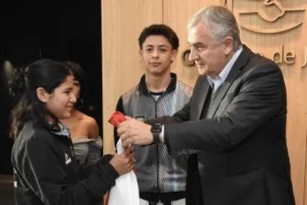 Morales entreg&oacute; subsidios a deportistas juje&ntilde;os
