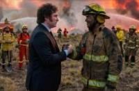 Milei agradece a los bomberos de la Patagonia con una foto trucada, pero les redujo el presupuesto un 80 por ciento