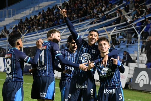 Gimnasia sum&oacute; en Salta y mira a todos desde arriba