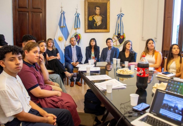 Consolidan espacio de escucha con estudiantes de Nivel Medio