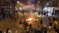 Violencia frente al Congreso: bombas molotov, dos autos incendiados, enfrentamientos y 27 detenidos