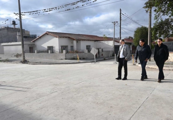 Continúa el avance de obras: pavimentación en calle Oscar Orías