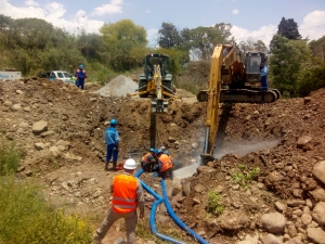 AGUA POTABLE REPARO DOS ROTURAS DEL ACUEDUCTO TRONCAL PROVOCADAS POR LAS CONEXIONES CLANDESTINAS
