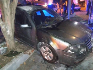 Nuevos ataques incendiarios en Rosario: prendieron fuego cinco autos estacionados en distintos barrios y dejaron amenazas a Pullaro y a Bullrich