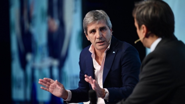 Caputo culp&oacute; a los "devaluadores seriales" por la suba del d&oacute;lar