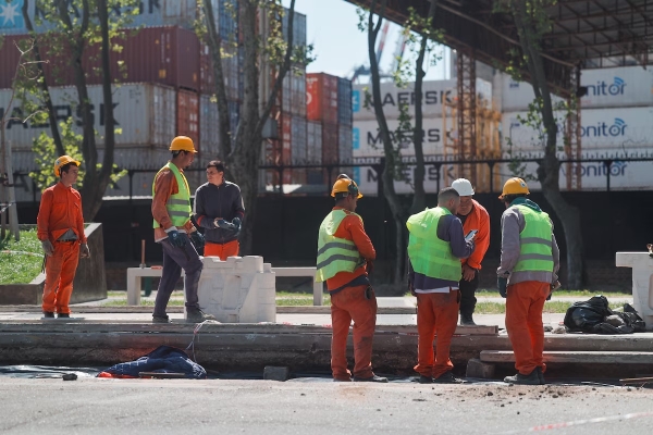La econom&iacute;a argentina se contrajo 1,7% en 2024, con fuertes ca&iacute;das en la construcci&oacute;n y la industria