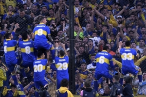 Boca destrab&oacute; el supercl&aacute;sico con un cabezazo de Benedetto y se ilusiona con pelear arriba