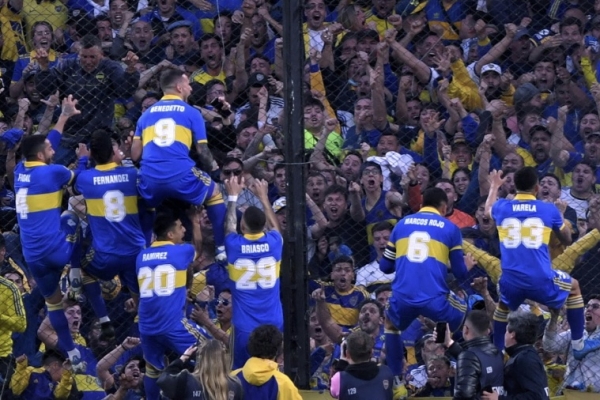 Boca destrab&oacute; el supercl&aacute;sico con un cabezazo de Benedetto y se ilusiona con pelear arriba