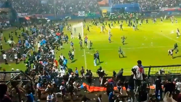 Tragedia en el f&uacute;tbol de Indonesia: m&aacute;s de 100 muertos en enfrentamientos