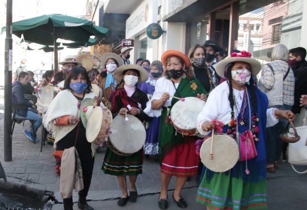 Ritual de la Pachamama y recorrida de copleras por comercios