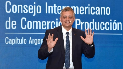 El presidente de YPF confirm&oacute; que pondr&aacute;n a la venta Metrogas y que la baja del riesgo pa&iacute;s puede acelerar el proceso