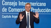 El presidente de YPF confirm&oacute; que pondr&aacute;n a la venta Metrogas y que la baja del riesgo pa&iacute;s puede acelerar el proceso