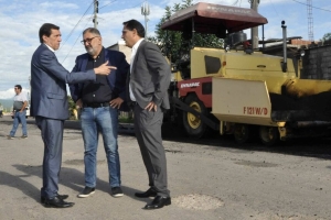 El intendente Jorge y el gobernador Sadir en la obra de pavimentaci&oacute;n de avenida Pachamama