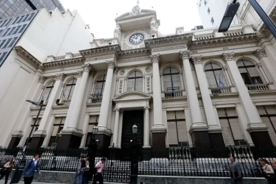 El Gobierno busca que los gobernadores usen USD 1.400 millones de sus cajas propias para pagar deuda en d&oacute;lares