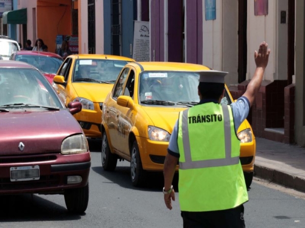 Taxis y remises solo podr&aacute;n llevar tres pasajeros
