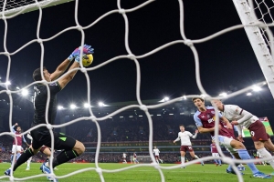 Dibu Mart&iacute;nez deslumbr&oacute; con una doble atajada ante el Manchester City