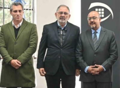 Jorge entreg&oacute; la distinci&oacute;n de Visitante Distinguido a embajador de la India