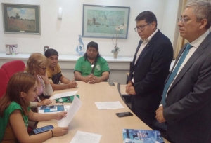 Firman acuerdos para beneficiar a trabajadores del ISJ