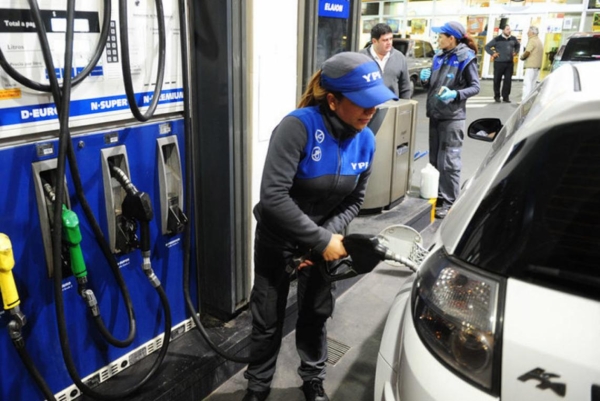 YPF se sum&oacute; al aumento del 4% en los combustibles