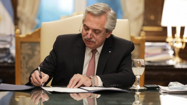 El Presidente firm&oacute; el decreto para el Programa "Puente al Empleo"