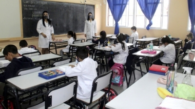 Propone una hora m&aacute;s de clase por d&iacute;a en las escuelas primarias