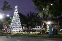 Se encendi&oacute; el &aacute;rbol &iacute;cono realizado con material reciclado en el barrio Alto Comedero
