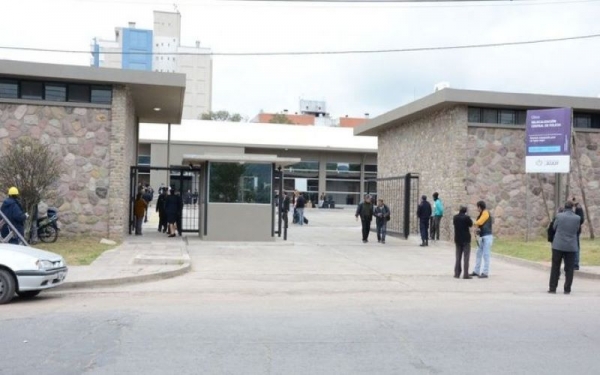 Pasan a retiro a polic&iacute;as que cobraban y no iban a trabajar