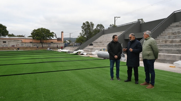 El intendente Jorge recorrió la obra de la cancha de hockey en Parque Alberdi y destacó el avance del proyecto