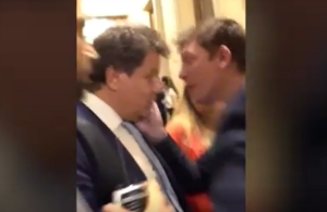Caputo patote&oacute; a Manes en los pasillos del Congreso