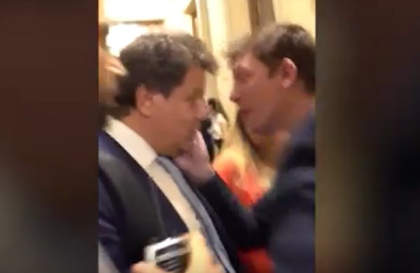 Caputo patote&oacute; a Manes en los pasillos del Congreso