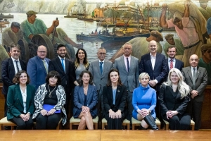 Lugones anunci&oacute; medidas junto al secretario de Salud de Trump: motosierra y desregulaciones en medicamentos